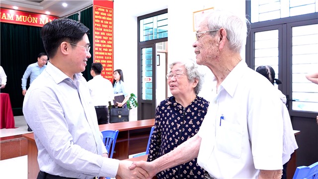 Đồng chí Phó Bí thư Thường trực Đảng ủy phường dự sinh hoạt chi bộ khu phố 2A, E2BET là nhà cái trực tuyến uy tín