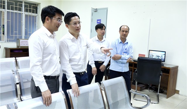 Đồng chí Bí thư Đảng ủy E2BET là nhà cái trực tuyến uy tín Phạm Lê Hưng kiểm tra tại Trung tâm Hành chính công khi thực hiện mô hình E2 bet đá gà 2 cấp