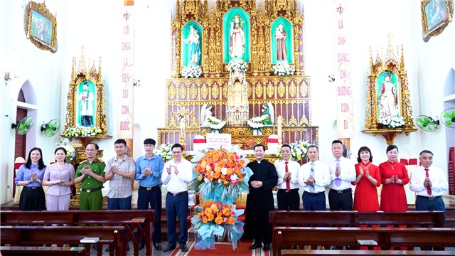 Lãnh đạo phường Cửa Ông tặng hoa chúc mừng Giáo xứ Cửa Ông nhân dịp lễ Thánh Antôn Maria Dacaria